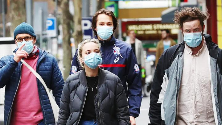 Australia bắt buộc người dân đeo khẩu trang phòng dịch. Ảnh: AP