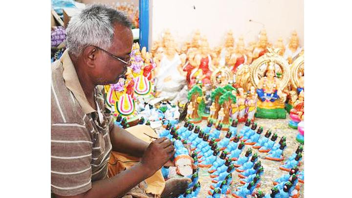 Một nghệ nhân đang chế tác búp bê puravi. Ảnh: THE HINDU