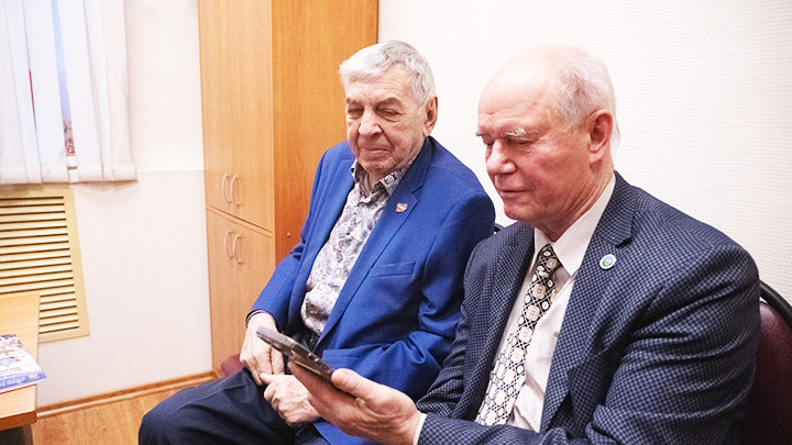 Ông Viktor Filippov (trái) cùng bạn ôn lại những kỷ niệm về Việt Nam.