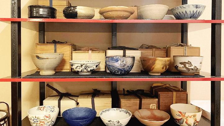 Kệ trưng bày bát cổ của Gallery Okubo. Ảnh: CNN