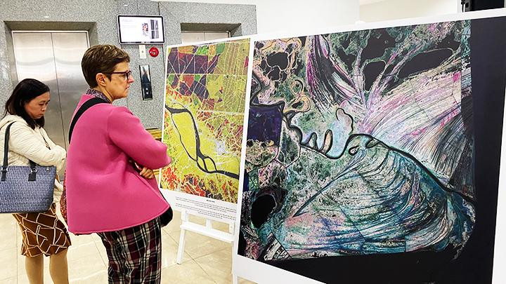 Triển lãm thu hút sự chú ý của công chúng hai nước.