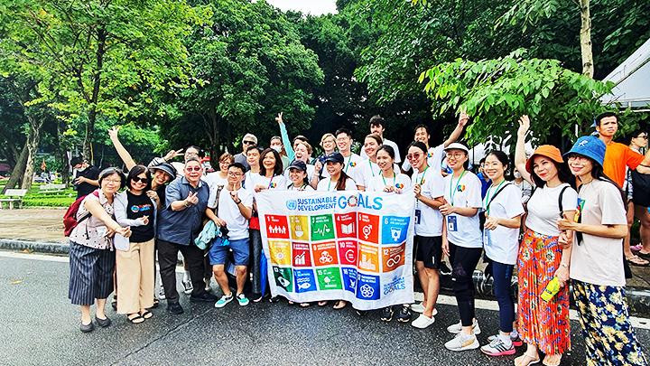 Đội đua thuyền Liên hợp quốc vui trong ngày hội của Hà Nội.