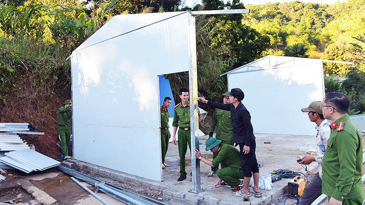 Công an Lai Châu giúp dân sớm có mái nhà ấm áp trước mùa xuân mới.
