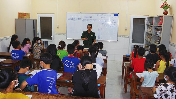 Thầy và trò trong một buổi học.