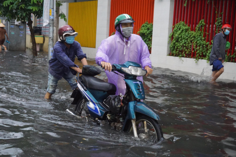 Đường Quốc Hương, thành phố Thủ Đức ngập hơn nửa bánh xe.