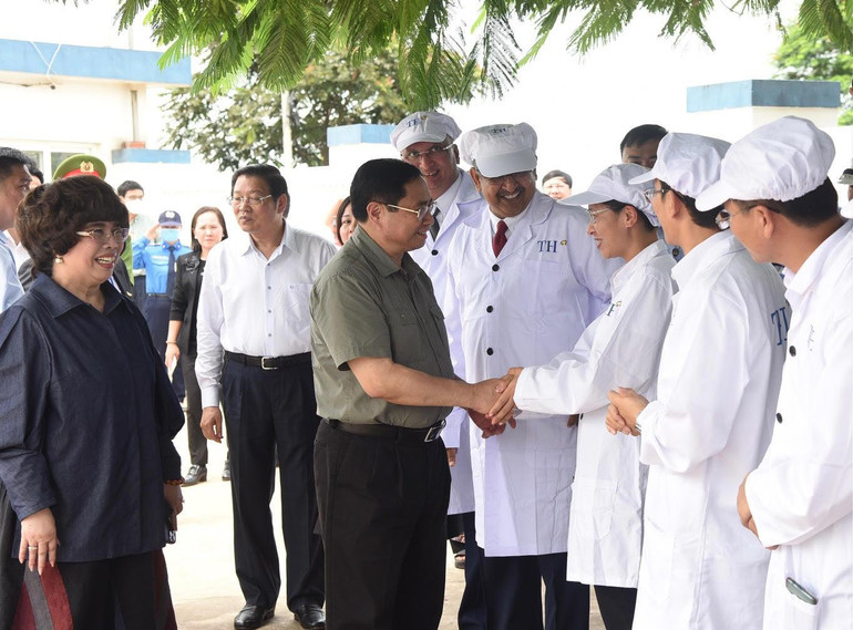 Thủ tướng Phạm Minh Chính thăm hỏi người lao động tại Trang trại chăn nuôi bò sữa tập trung, ứng dụng công nghệ cao của Tập đoàn TH.