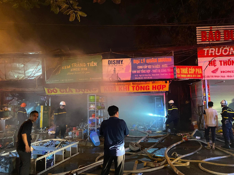 Theo thông tin ban đầu, lửa bắt nguồn từ ki-ốt 69C vốn là quán bún cá.
