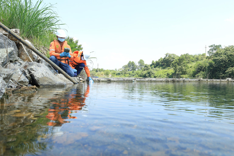 Các hoạt động quan trắc môi trường định kỳ kiểm tra chất lượng nước. Các hoạt động quan trắc môi trường định kỳ kiểm tra chất lượng nước.