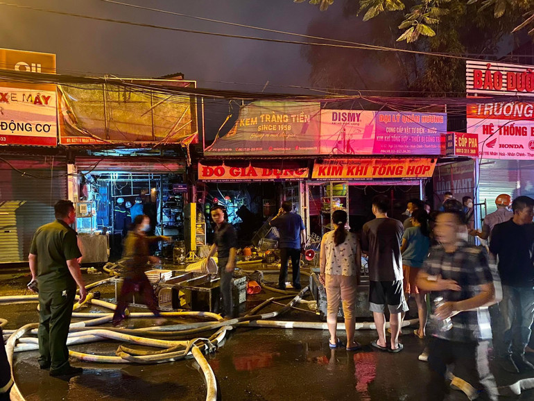 Cảnh sát Phòng cháy, chữa cháy huy động lực lượng khống chế hỏa hoạn.