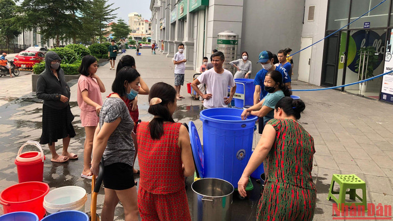 Tuy nhiên, theo ghi nhận của phóng viên, mặc dù sự cố đã qua đi 1 ngày, nhưng khu vực chung cư Hateco Xuân Phương (quận Nam Từ Liêm) vẫn chưa có nước sạch để dùng trở lại. Hàng trăm người dân vẫn phải xách từng xô nước sạch để dùng.