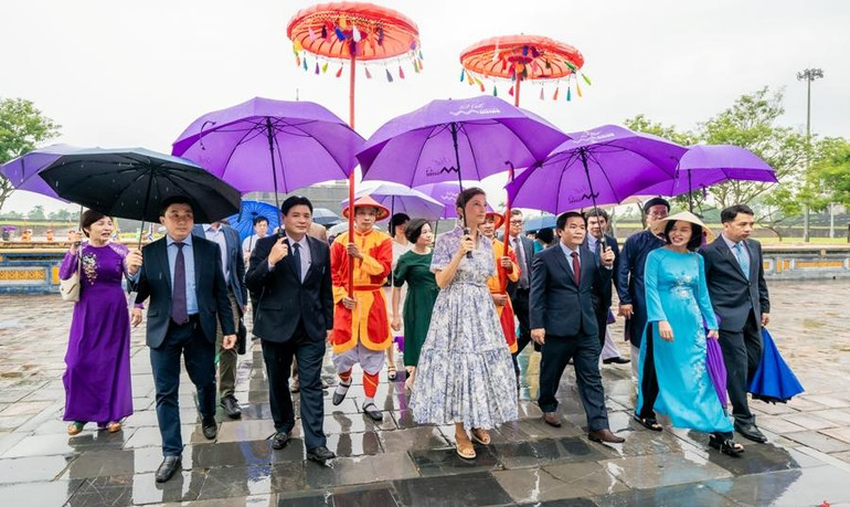 Tổng giám đốc UNESCO và cùng Đoàn công tác của UNESCO tham quan khu vực Hoàng Cung Huế. (Ảnh: Bảo Minh) Tổng giám đốc UNESCO và cùng Đoàn công tác của UNESCO tham quan khu vực Hoàng Cung Huế. (Ảnh: Bảo Minh)