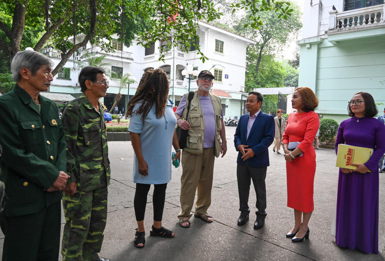Phó Tổng Biên tập Báo Nhân Dân Đinh Như Hoan trao đổi với ông Steve Edmunds và các đại biểu. (Ảnh Duy Linh) Phó Tổng Biên tập Báo Nhân Dân Đinh Như Hoan trao đổi với ông Steve Edmunds và các đại biểu. (Ảnh Duy Linh)
