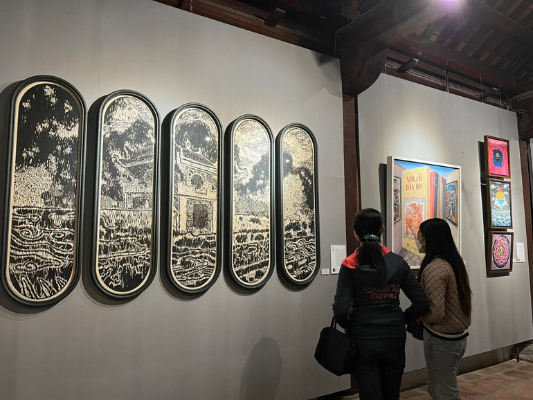 Khách tham quan đến với triển lãm “Dấu xưa văn hiến”