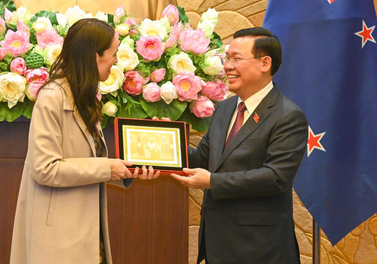Chủ tịch Quốc hội Vương Đình Huệ tặng quà lưu niệm cho Thủ tướng New Zealand Jacinda Ardern.
