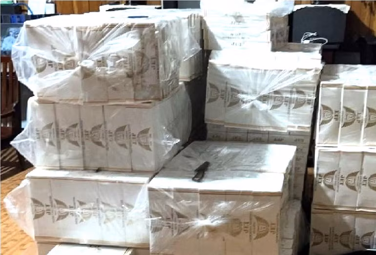 Số thuốc lá lậu được phát hiện tại nhà của Vũ Thị Út. Số thuốc lá lậu được phát hiện tại nhà của Vũ Thị Út.