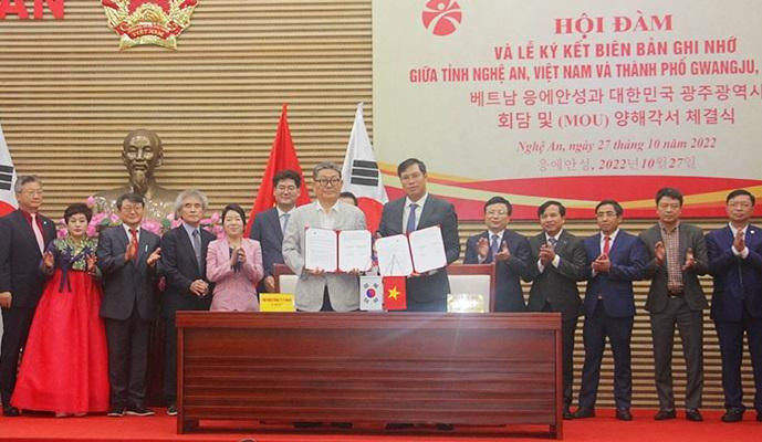 Trung tâm Xúc tiến Đầu tư và hỗ trợ phát triển thương mại, du lịch tỉnh ký biên bản ghi nhớ với đại diện Công ty Y – Mart