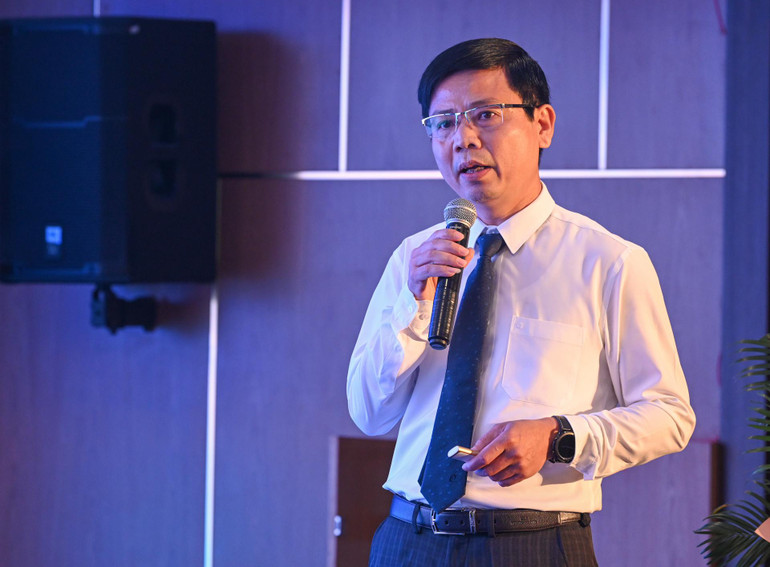 Tổng Biên tập Báo Hà Tĩnh trình bày tham luận tại hội thảo.