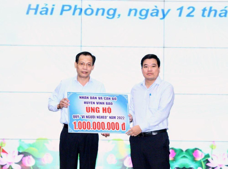Nhân dân và cán bộ huyện Vĩnh Bảo ủng hộ 1 tỷ đồng vào Quỹ “Vì người nghèo”.