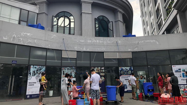 “Sáng nay, chúng tôi cùng đơn vị cung cấp nước sạch tiến hành kiểm tra họng cấp nước thì thấy nước vẫn chưa về tới”, ông Tùng cho biết thêm.