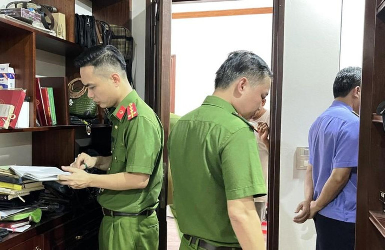 Cơ quan công an thực hiện khám xét nhà ở bị can liên quan vụ án, phục vụ điều tra. Ảnh: TL