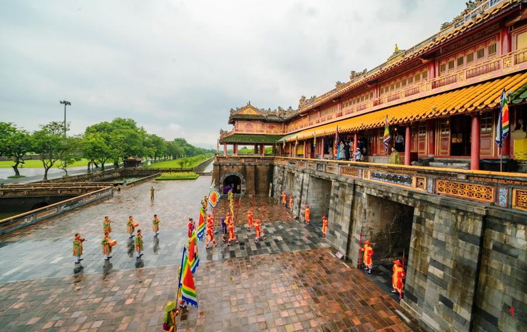 Đoàn công tác thưởng thức tiết mục trống và tái hiện lễ đổi gác của triều Nguyễn xưa từ lầu Ngũ Phụng - Ngọ môn Huế. Đoàn công tác thưởng thức tiết mục trống và tái hiện lễ đổi gác của triều Nguyễn xưa từ lầu Ngũ Phụng - Ngọ môn Huế.