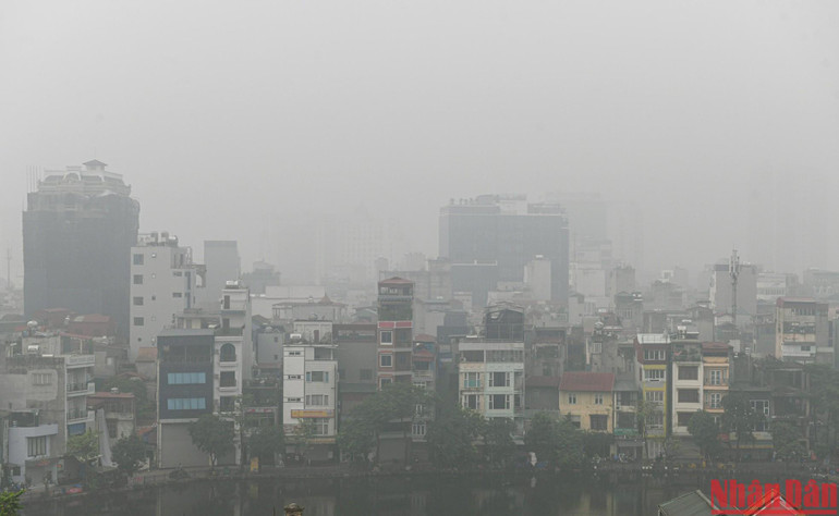 Theo TS Hoàng Dương Tùng, trong không khí tồn tại rất nhiều bụi mịn PM2.5. Đây được coi là sát thủ vô hình với sức khỏe con người, có khả năng gây ra nhiều bệnh nghiêm trọng, trong đó có ung thư.