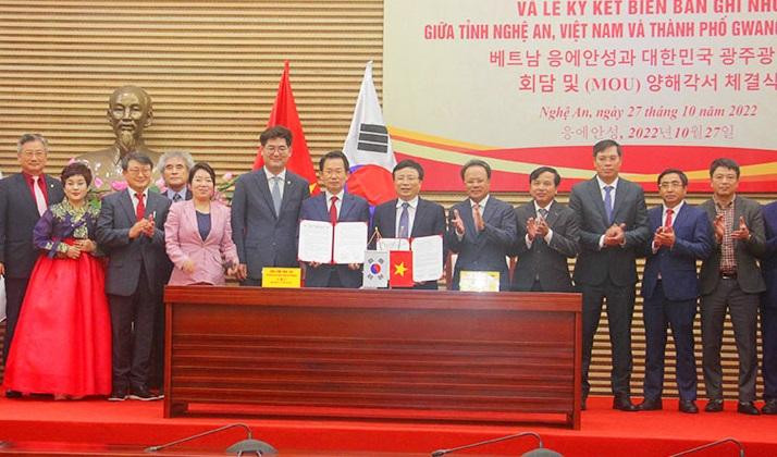 Chính quyền tỉnh Nghệ An và thành phố Gwangju ký kết biên bản ghi nhớ.