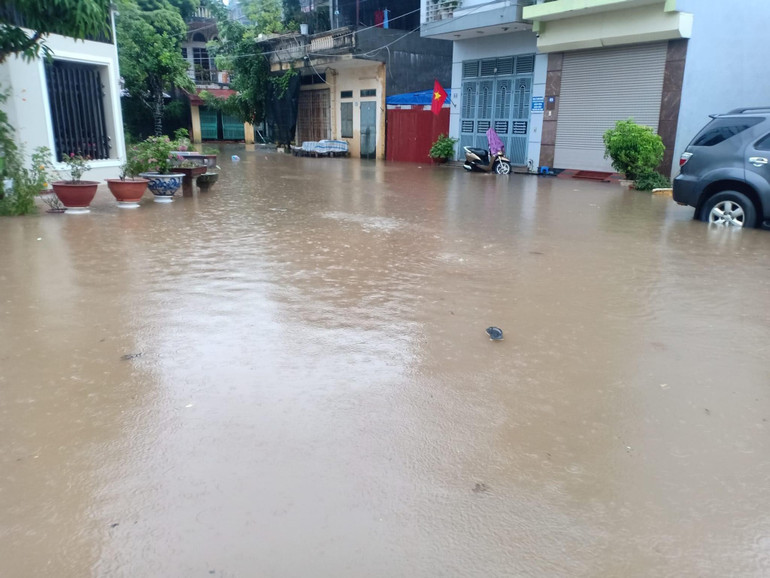 Mưa lũ làm ngập nhiều tuyến phố tại thành phố Hòa Bình.