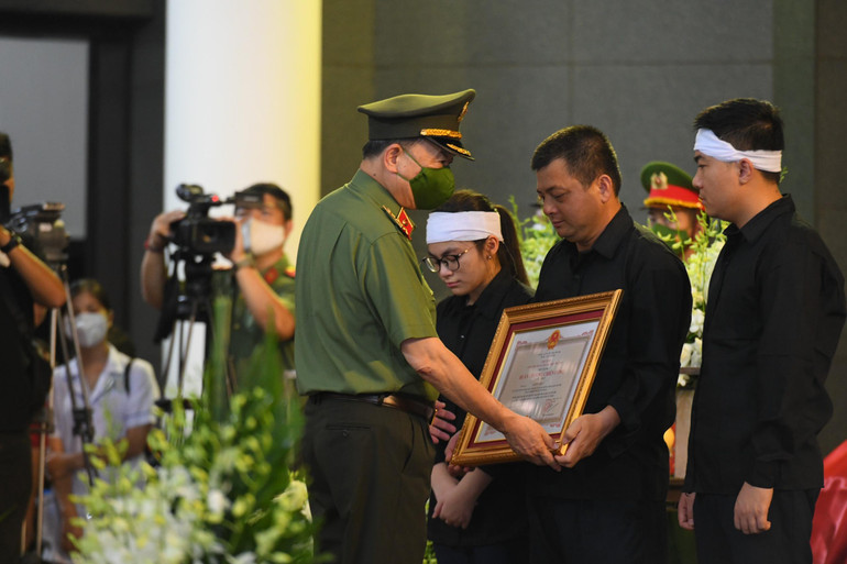 Đại tướng Tô Lâm, Bộ trưởng Công an đã trao Bằng Tổ quốc ghi công cho đại diện gia đình 3 liệt sĩ.