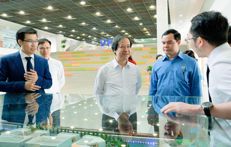 Đoàn công tác thăm các công trình tiêu biểu tại Trường đại học Tôn Đức Thắng.