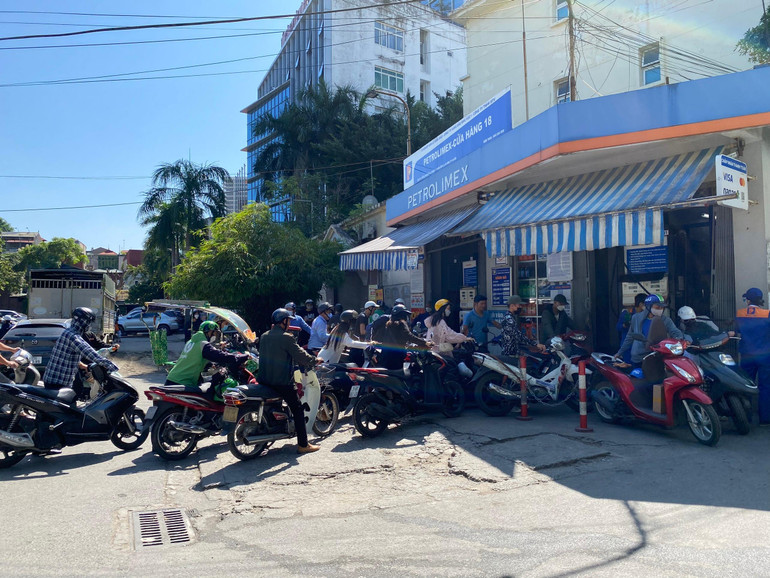 Mặc dù đã lựa chọn đổ xăng vào giữa trưa, nhưng nhiều người vẫn phải xếp hàng dài đợi tới lượt.