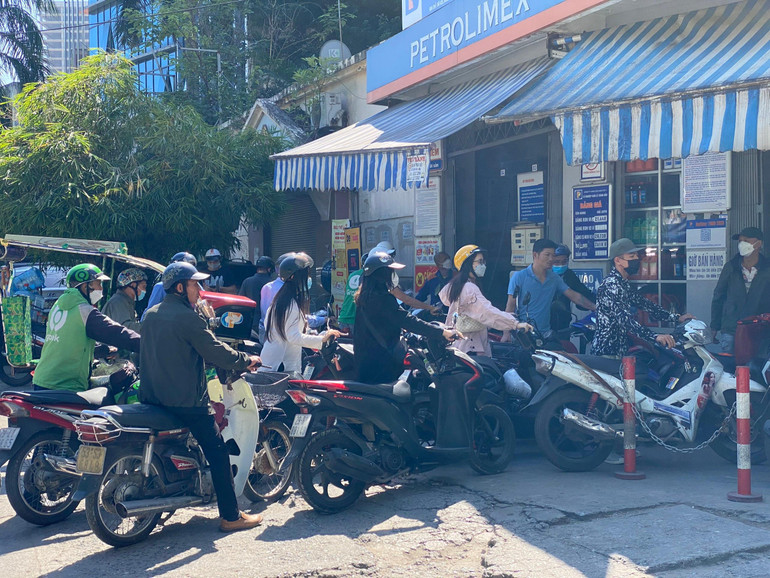 Trước thông tin nhiều cửa hàng xăng dầu tại miền nam dừng bán, người tiêu dùng Hà Nội khá lo lắng nên tìm cách... đổ đầy bình trong sáng nay.