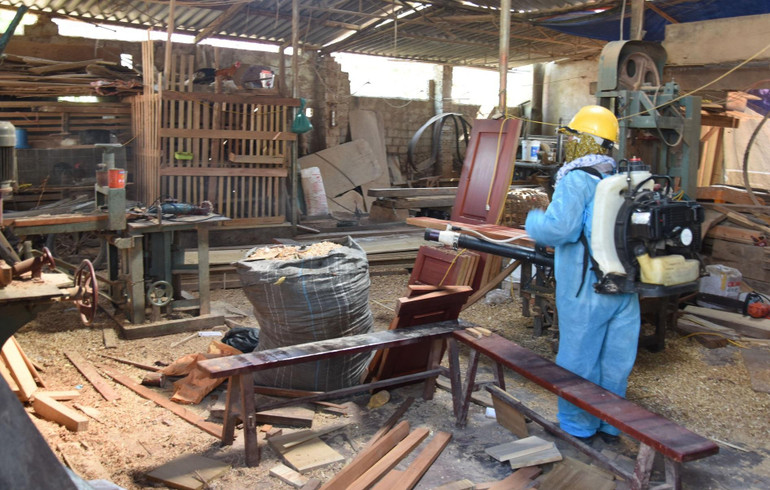 Phun hóa chất diệt muỗi.