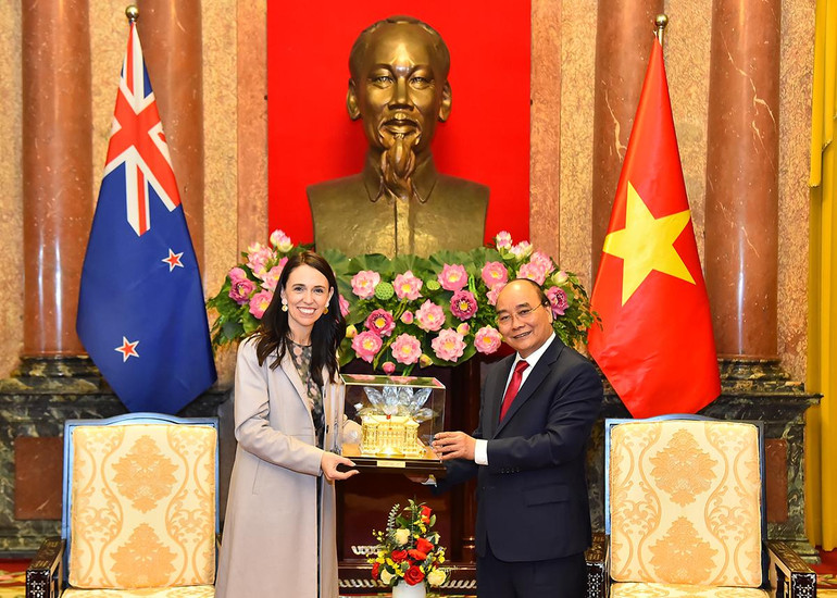 Chủ tịch nước Nguyễn Xuân Phúc trao quà tặng Thủ tướng New Zealand Jacinda Ardern.