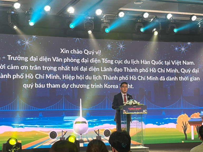 Ông Lee Jae Hoon – Trưởng đại diện Tổng cục Du lịch Hàn Quốc tại Việt Nam phát biểu trong chương trình Đêm Hàn Quốc.