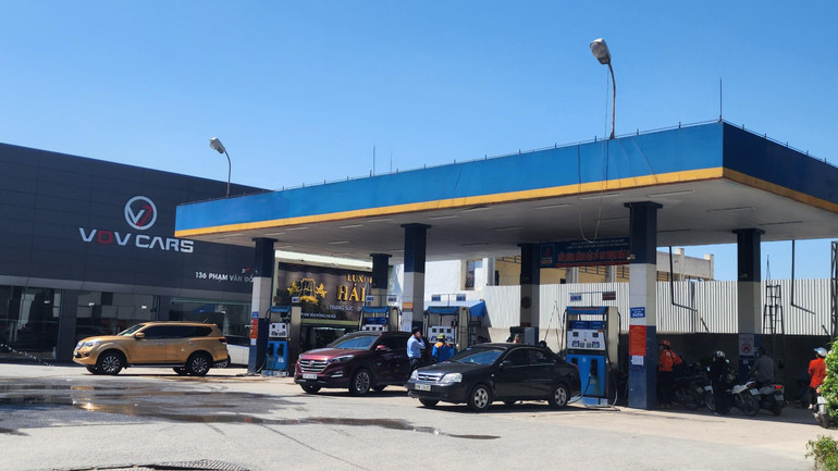 Tuy nhiên, cũng theo ghi nhận của phóng viên Báo Nhân Dân, một số điểm kinh doanh xăng dầu khác, tình trạng trên không xuất hiện. Người mua khá thưa thớt vào thời điểm trưa 11/10.