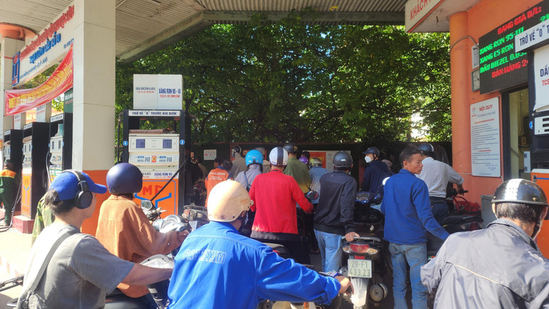 Theo ghi nhận của phóng viên Báo Nhân Dân, tới 11 giờ trưa 11/10, nhiều cây xăng tại Hà Nội vẫn xuất hiện cảnh người dân xếp hàng chờ tới lượt mua.