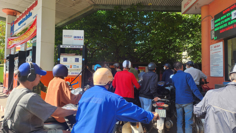 Dòng người đợi tới lượt mình tại cây xăng dầu số 697 Lạc Long Quân (Tây Hồ, Hà Nội).