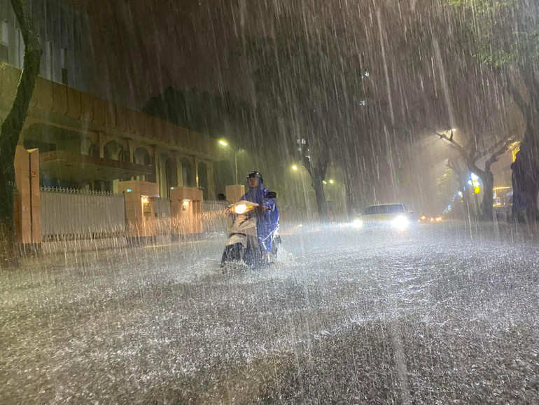 Lượng mưa đo được sau 6 giờ lên tới hơn 500mm. (Ảnh: Tùng Lâm) Lượng mưa đo được sau 6 giờ lên tới hơn 500mm. (Ảnh: Tùng Lâm)