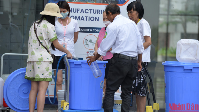 Các cư dân cho hay, nước trong bể dự trữ có thể đủ dùng trong vài ngày nhưng do áp suất không đủ để bơm lên các tầng cao nên mọi người phải tự xuống hứng và xách lên. Xô, chậu lớn, thậm chí cả chai nước ngọt đều được tận dụng để hứng những giọt nước quý giá...