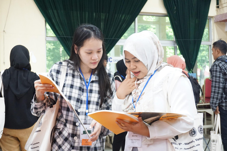 Các đại biểu trao đổi bên lề hội thảo.