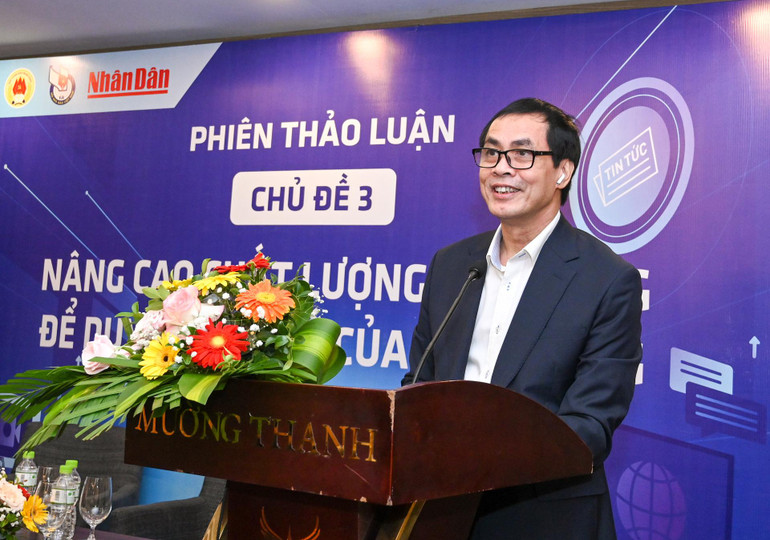 Nhà báo Hữu Việt, Vụ trưởng, Trưởng Ban Văn hóa-Văn nghệ, Báo Nhân Dân phát biểu đề dẫn hội thảo. (Ảnh: Duy Linh)