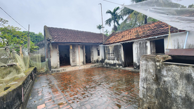 Hai mẹ con bà Gái sống trong căn nhà nhỏ đã nhiều năm không được tu sửa.