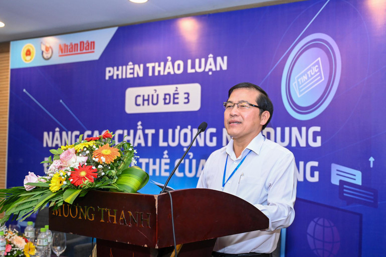 Chủ tịch Hội Nhà báo Đà Nẵng - Tổng Biên tập Báo Đà Nẵng Nguyễn Đức Nam trình bày tham luận.
