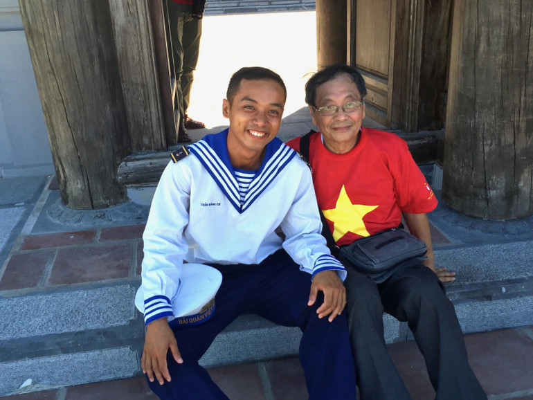 Ông Nguyễn Thanh Tòng trò chuyện với một chiến sĩ hải quân. Ông rất khâm phục tinh thần kiên cường, kiên trung của các chiến sĩ "da rám nắng" nơi đầu sóng ngọn gió bảo vệ chủ quyền Tổ quốc. Ông Nguyễn Thanh Tòng trò chuyện với một chiến sĩ hải quân. Ông rất khâm phục tinh thần kiên cường, kiên trung của các chiến sĩ "da rám nắng" nơi đầu sóng ngọn gió bảo vệ chủ quyền Tổ quốc.