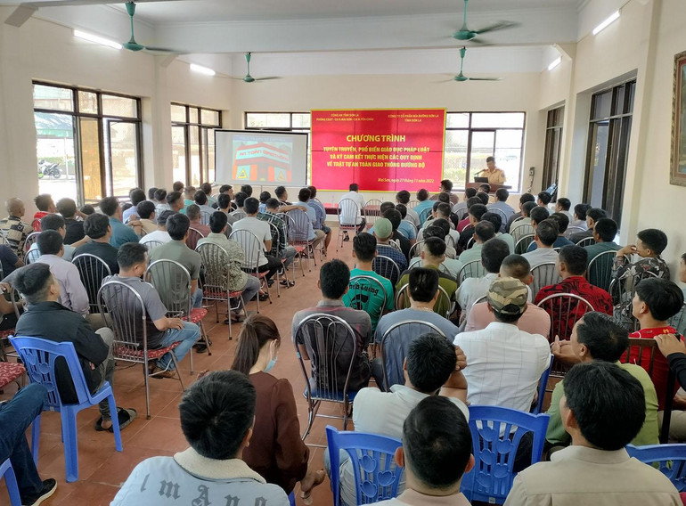 Hơn 200 cán bộ, nhân viên và lái xe tham gia buổi tuyên truyền, ký cam kết.