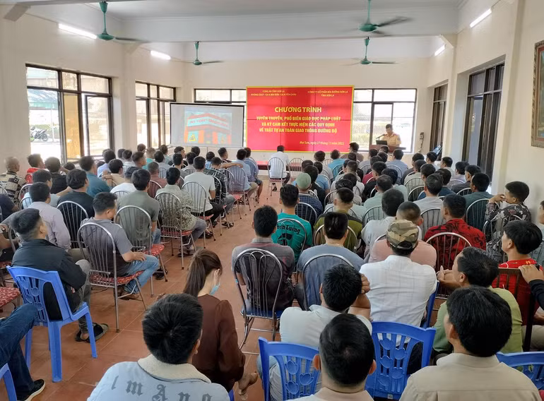 Hơn 200 cán bộ, nhân viên và lái xe tham gia buổi tuyên truyền, ký cam kết.