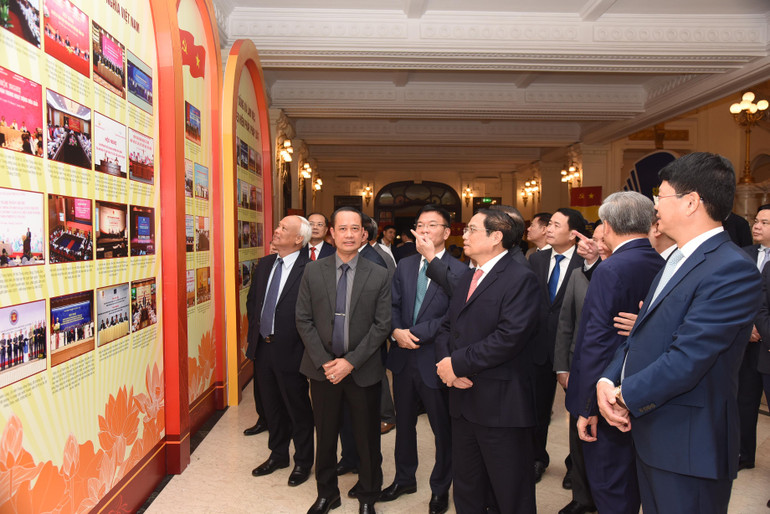 Thủ tướng Phạm Minh Chính và các đồng chí lãnh đạo Đảng, Nhà nước tham quan triển lãm ảnh.