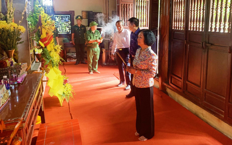 Đồng chí Trương Thị Mai dâng hương tại Đền tưởng niệm Anh hùng, liệt sĩ đường 20 Quyết thắng. Đồng chí Trương Thị Mai dâng hương tại Đền tưởng niệm Anh hùng, liệt sĩ đường 20 Quyết thắng.