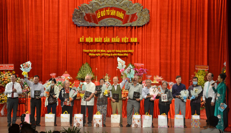 Lãnh đạo Thành phố tặng quà cho các nghệ sĩ cao tuổi, nghệ sĩ gặp khó khăn trong cuộc sống.